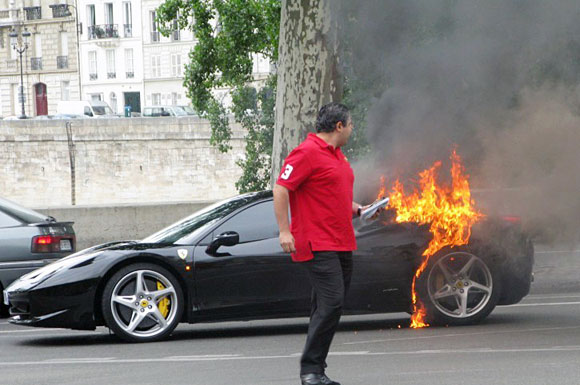 פרארי 458 איטליה - עולה באש בפריז