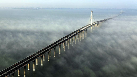 הגשר מעל המים הארוך בעולם נפתח השבוע בסין