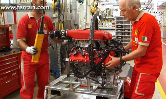 הרכבת מנוע V8 של פרארי 458 איטליה