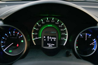 מד המהירות משנה צבעו בהתאם לצורת הנהיגה שלכם -  פשוט יעיל ויכול לשמש בכל רכב