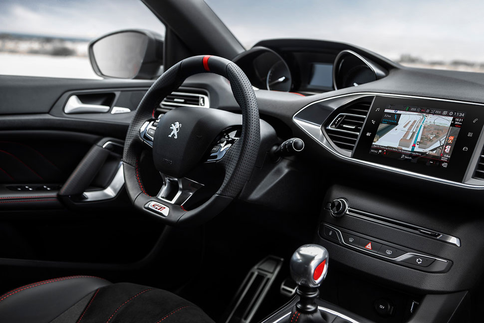 2017 פיג'ו 308 GTI המחודשת תא הנוסעים