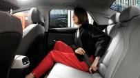 model_avante_cn7_design_inspiration_full_option_modern_grey_back_seat_woman