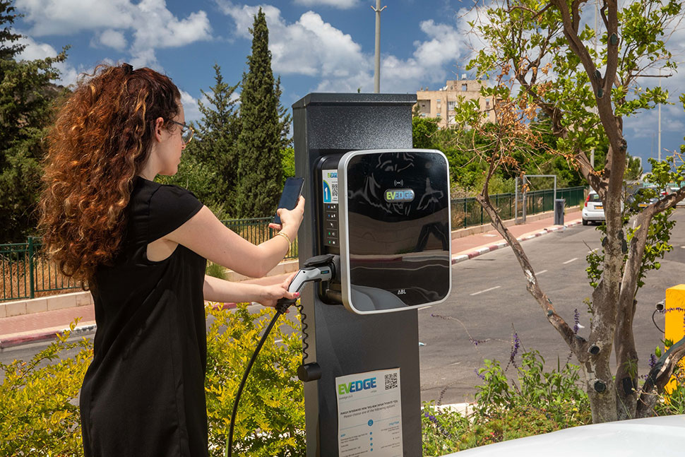 עמדת טעינה ציבורית