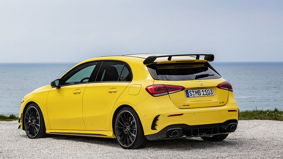 לא זאב בעוד כבש עם הכנף הבולטת מאחור מרצדס a35 amg