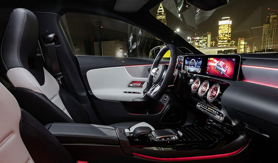 אווירה ספורטיבית גם בתא הנוסעים מרצדס cla35 amg תא הנוסעים