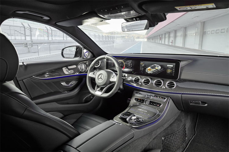 תא נוסעים באווירת ביצועים 2017 מרצדס E63 AMG תא הנוסעים