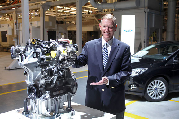 נשיא פורד אלן מולאלי עם המנוע החדש צילום:יצרן