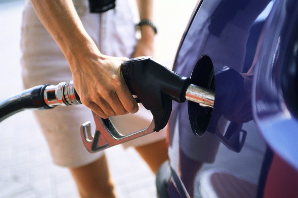 ירידה במחיר הדלק ולא בזכות הממשלה