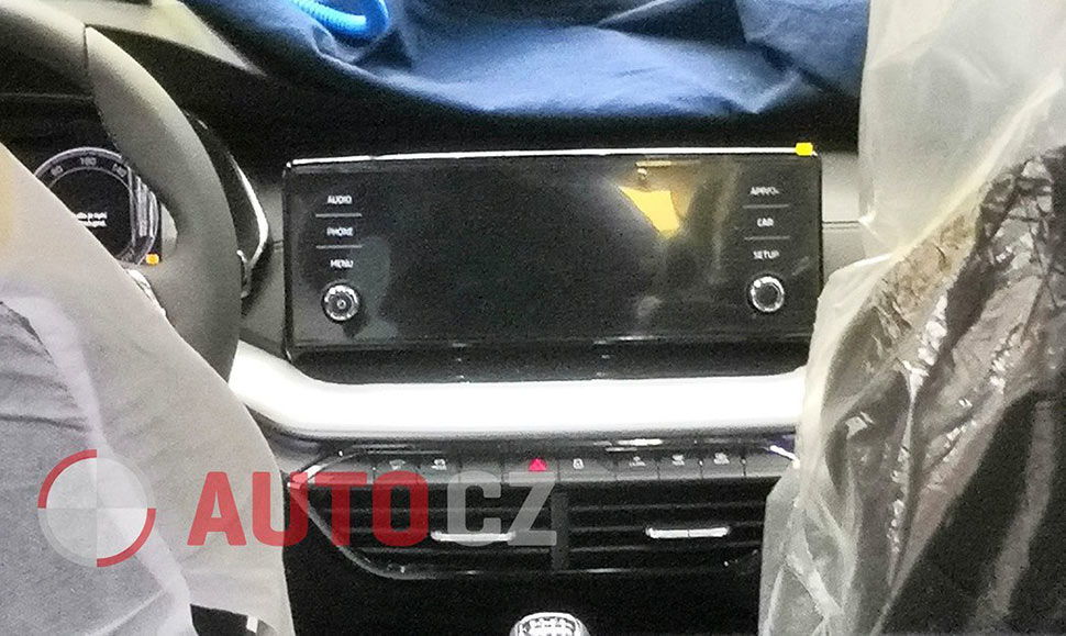 מולטימדיה 9.2 אינץ' מעל פתחי המיזוג המרכזיים סקודה אוקטביה