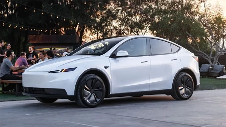 סטנדרט: טסלה משיקה רמת גימור בסיסית ומוזלת למודל Y ומודל 3 2025 טסלה מודל Y סטנדרט