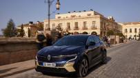All-New-Renault-MEGANE-E-TECH-Electric---Iconic-Version---Midnight-Blue---Drive-tests