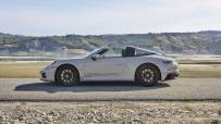 2022-Porsche-911-GTS-10