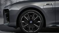 2023-BMW-M760e-xDrive-24