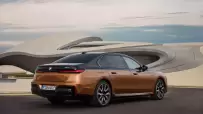 BMW-i7-M70-xDrive-34-scaled