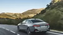 P90505023_highRes_the-new-bmw-i5-edriv
