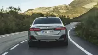 P90505033_highRes_the-new-bmw-i5-edriv