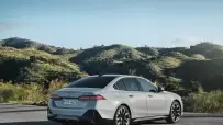 P90505103_highRes_the-new-bmw-i5-edriv