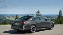 P90524316_highRes_the-new-bmw-530e-sop