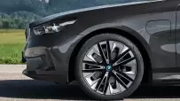P90524324_highRes_the-new-bmw-530e-sop